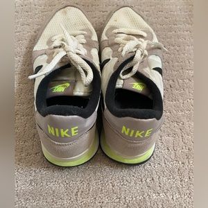 Nike sneaker black white lime green